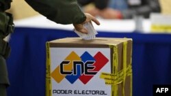 Un miembro de la Guardia Nacional Bolivariana emite su voto en un colegio electoral durante las elecciones regionales y municipales en Fuerte Tiuna en Caracas, el 21 de noviembre de 2021.