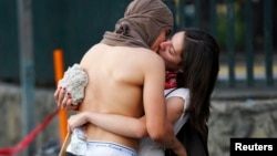 Anti-government protesters kiss during protest against Venezuela's President Nicolas Maduro's government, Caracas, March 22, 2014.