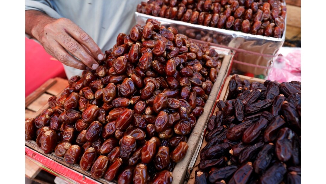Kurma merupakan sajian berbuka yang khas bagi banyak warga Muslim dunia, dan tradisi ini telah berlangsung berabad-abad.(REUTERS / Akhtar Soomro/ilustrasi)