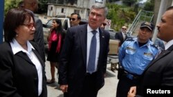 U.S. Customs and Border Protection Commissioner Gil Kerlikowske, center, tours a police checkpoint to check the procedures to detect and stop illegal immigrants in Tegucigalpa, Honduras, Aug. 25, 2016.