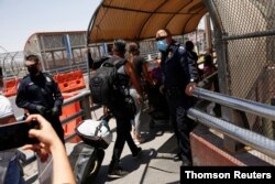 ‘이민자 보호 의정서(MPP: Migrant Protection Protocols)’에 따라 미국에 망명신청을 하려는 이민자들이 멕시코에서 미국으로 입국하고 있다. (자료사진)