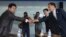 韩国首席谈判代表金桂冠和朝鲜首席谈判代表朴哲洙握手