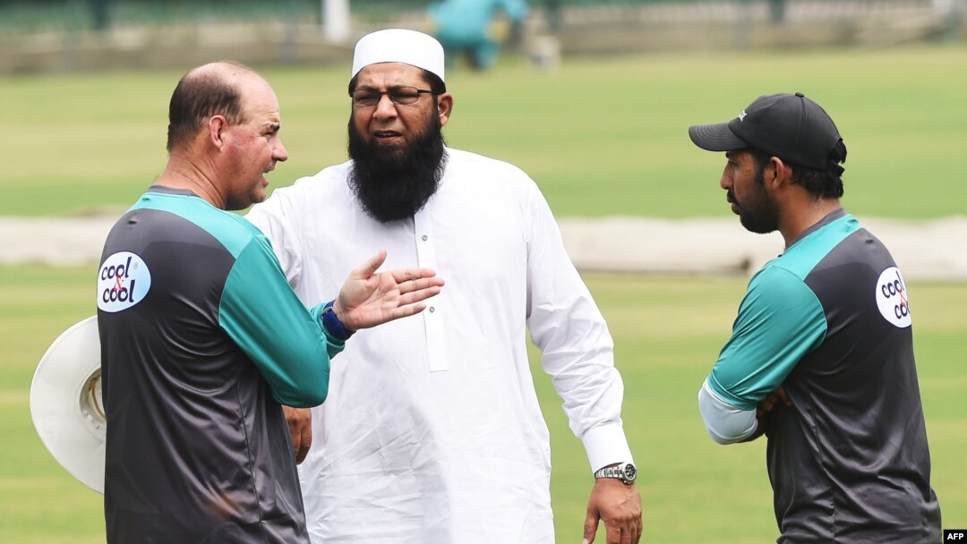 قومی کرکٹ ٹیم کے چیف سلیکٹر انضمام الحق کوچ مکی آرتھر اور کپتان سرفراز احمد سے مشاورت کر رہے ہیں۔ (فائل فوٹو)