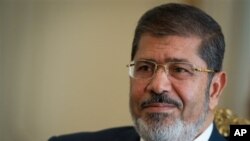 Foto de archivo del expresidente Mohamed Morsi que será juzgado por incitar el asesinato de 10 personas.