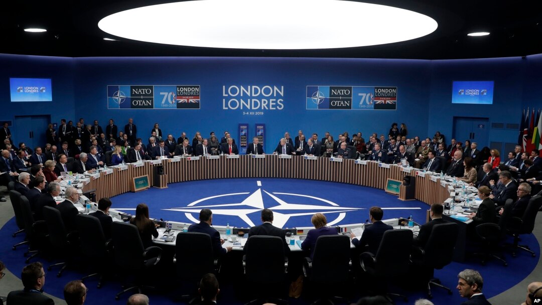 Pertemuan meja bundar KTT para pemimpin negara-negara NATO di Hotel The Grove, Watford, Inggris, 4 Desember 2019. 