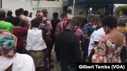 Les clients devant une banque de la capitale fédérale Abuja, le 6 mai 2020. (VOA/Gilbert Tamba)