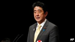 PM Jepang Shinzo Abe berpidato dalam demonstrasi nasional, Kamis (7/2) di mana Jepang menuntut kembali empat pulau di Pasifik barat laut yang di Rusia dikenal sebagai Kepulauan Kuril.