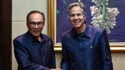 PM Malaysia Anwar Ibrahim bertemu Menlu AS Antony Blinken di sela KTT ASEAN di Vientiane, Laos, Kamis 10 Oktober 2024.