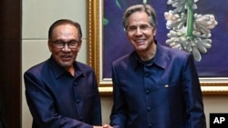 PM Malaysia Anwar Ibrahim bertemu Menlu AS Antony Blinken di sela KTT ASEAN di Vientiane, Laos, Kamis 10 Oktober 2024.