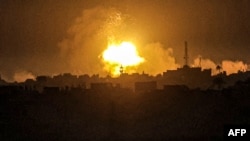 Vatrena kugla od eksplozije tokom izraelskog bombardovanja na Khan Yunis iz Rafaha u južnom pojasu Gaze rano 3. januara 2024. godine. (Fotografija AFP)
