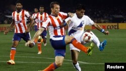 Diego Fernando Nadaya (kanan) dari tim Mumbai City berebut bola dengan Jose Miguel Gonzalez Rey dari Atletico de Kolkata dalam pembukaan Super Liga, Oktober 2014.