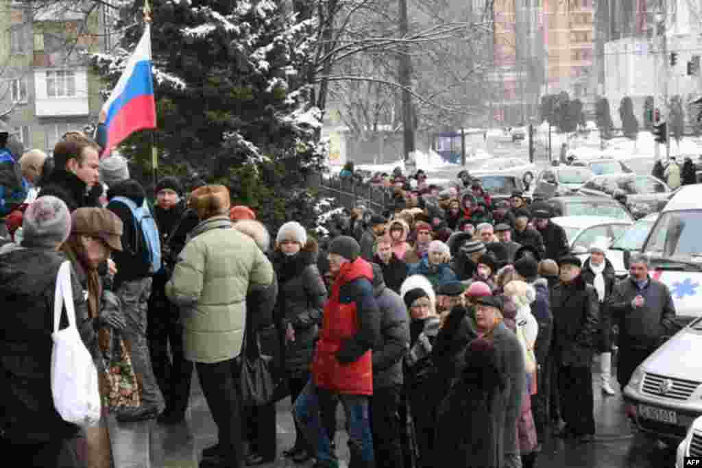 4 марта, Киев, Украина. Россияне терпеливо ждут в очереди возможности исполнить свой гражданский долг.