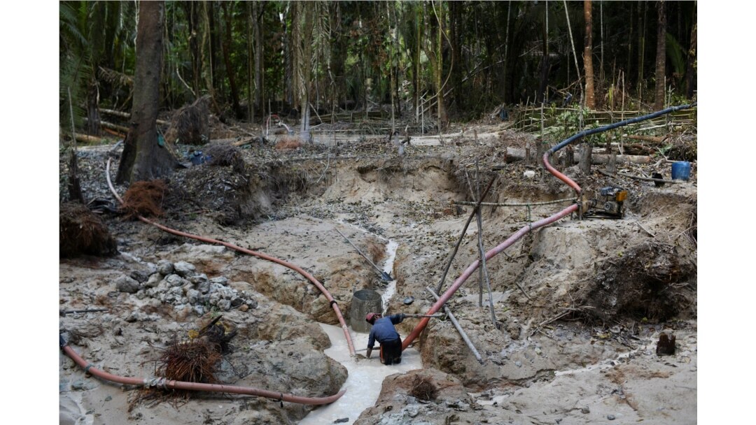Seorang penambang di tambang emas ilegal, kawasan pelestarian lingkungan di hutan hujan Amazon, Itaituba, negara bagian Para, Brazil, 3 September 2021. Gambar diambil 3 September 2021. (REUTERS/Lucas Landau)