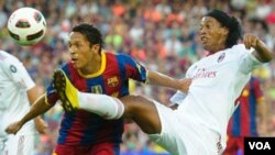 Ronaldinho, a la derecha en la foto, jugando por el Milan ante su ex equipo, el Barcelona.