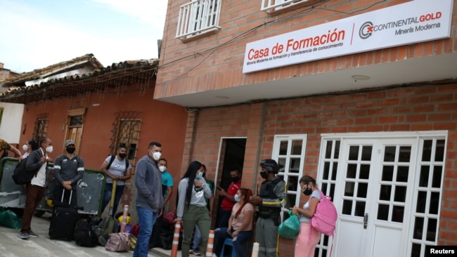 Personas hacen fila frente a la casa de formación de la mina Zijin en Buritica, Colombia, el 19 de abril de 2021. REUTERS / Luisa Gonzalez