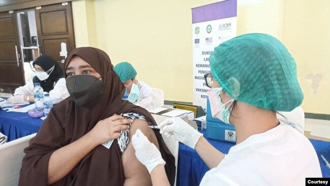 Pengungsi di Kota Medan, Sumatra Utara, divaksinasi COVID-19, Rabu, 8 Desember 2021. (Courtesy: Dokumentasi IOM)
