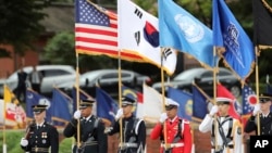 유엔사령부 의장대가 미국과 한국 국기, 유엔기, 한미연합사령부기를 들고 있다. (자료사진)