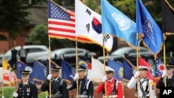 유엔사령부 의장대가 미국과 한국 국기, 유엔기, 한미연합사령부기를 들고 있다. (자료사진)