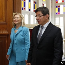 US Secretary of State Hillary Clinton and Turkey's Foreign Minister Ahmet Davutoglu walk before their meeting in Istanbul, July 16, 2011