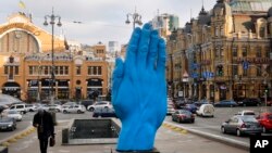 Karya seni patung tangan "Jalan Tengah" pengganti patung Lenin yang dirobohkan 5 tahun lalu di Kyiv, Ukraina (foto: ilustrasi). 