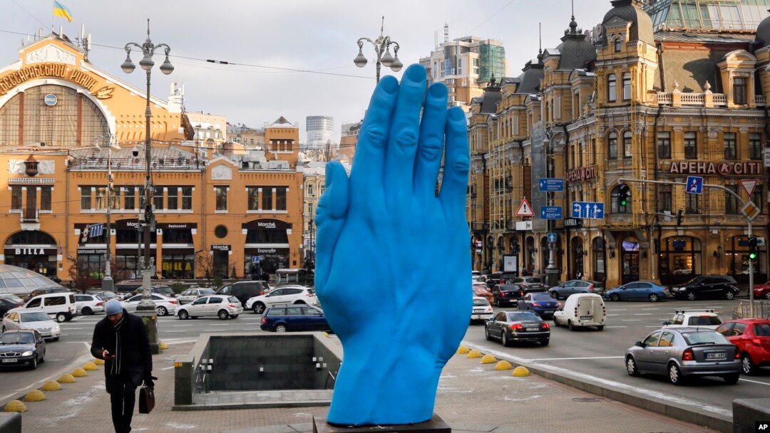 Karya seni patung tangan "Jalan Tengah" pengganti patung Lenin yang dirobohkan 5 tahun lalu di Kyiv, Ukraina (foto: ilustrasi). 