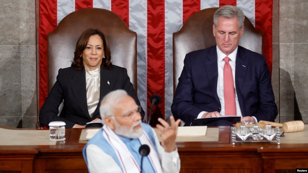 Disaksikan oleh Wakil Presiden AS Kamala Harris dan Ketua DPR AS Kevin McCarthy, Perdana Menteri India Narendra Modi berpidato di hadapan anggota Kongres AS di Gedung Capitol, Washington, pada 22 Juni 2023. (Foto: Reuters/Jonathan Ernst)