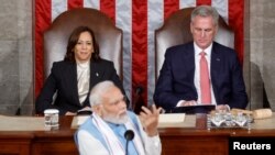 Disaksikan oleh Wakil Presiden AS Kamala Harris dan Ketua DPR AS Kevin McCarthy, Perdana Menteri India Narendra Modi berpidato di hadapan anggota Kongres AS di Gedung Capitol, Washington, pada 22 Juni 2023. (Foto: Reuters/Jonathan Ernst)