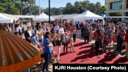 Warga Houston menikmati berbagai pertunjukkan dalam Festival Indonesia (Courtesy: KJRI Houston)