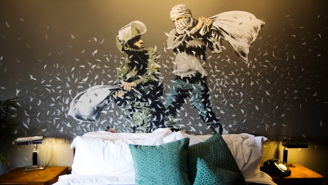 ヒカリ　banksy  WCP 2点 Banksy's Art in West Bank Hotel With World's 'Worst View'
