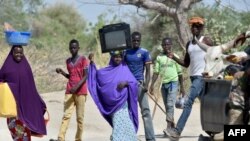 Des Nigériens se déplacent vers un abri, le 25 mai 2015.