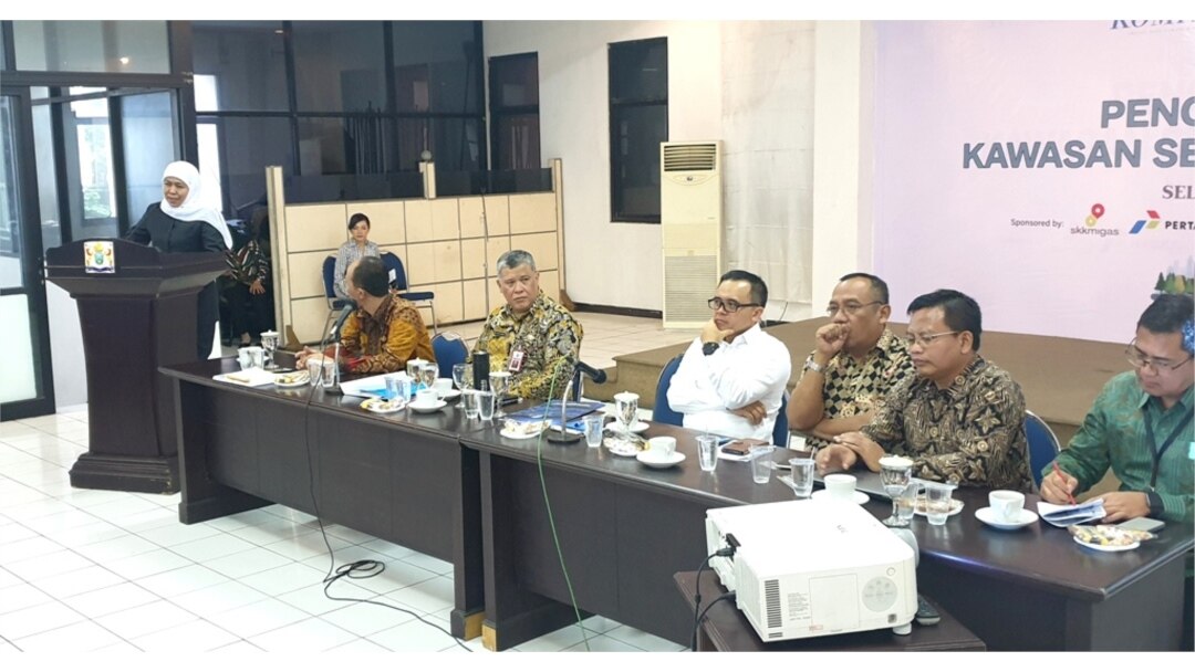 Gubernur Jawa Timur Khofifah Indar Parawansa (kiri) berbcara mengenai percepatan pembangunan di Jawa Timur pasca keluarnya Perpres 80 tahun 2019 (foto: VOA/ Petrus Riski)