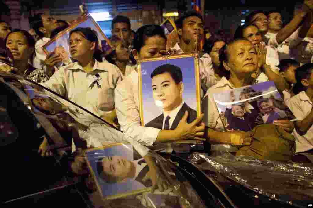 Cambodian mourners cry and pray outside a crematorium as the late King Norodom Sihanouk is cremated in Phnom Penh, Cambodia, Monday, Feb. 4, 2013. Hundreds of thousands of mourners gathered in Cambodia's capital Monday for the cremation of Sihanouk, the revered "King-Father," who survived wars and the murderous Khmer Rouge regime to hold center stage in the Southeast Asian nation for more than half a century. (