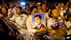 Cambodian mourners cry and pray outside a crematorium as the late King Norodom Sihanouk is cremated in Phnom Penh, Cambodia, Monday, Feb. 4, 2013. Hundreds of thousands of mourners gathered in Cambodia's capital Monday for the cremation of Sihanouk, the revered "King-Father," who survived wars and the murderous Khmer Rouge regime to hold center stage in the Southeast Asian nation for more than half a century. (AP Photo/David Guttenfelder)