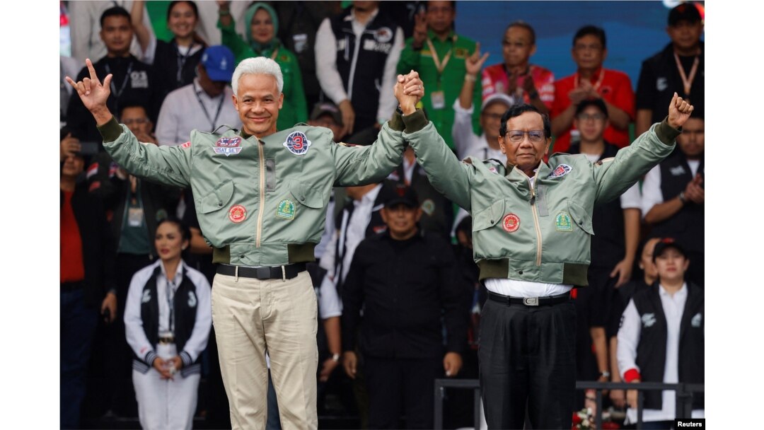 Calon presiden Ganjar Pranowo dan calon wakil presiden Mahfud MD menghadiri kampanya akbar di Semarang, Jawa Tengah, Sabtu, 10 Februari 2024. (Foto: Willy Kurniawan/Reuters)