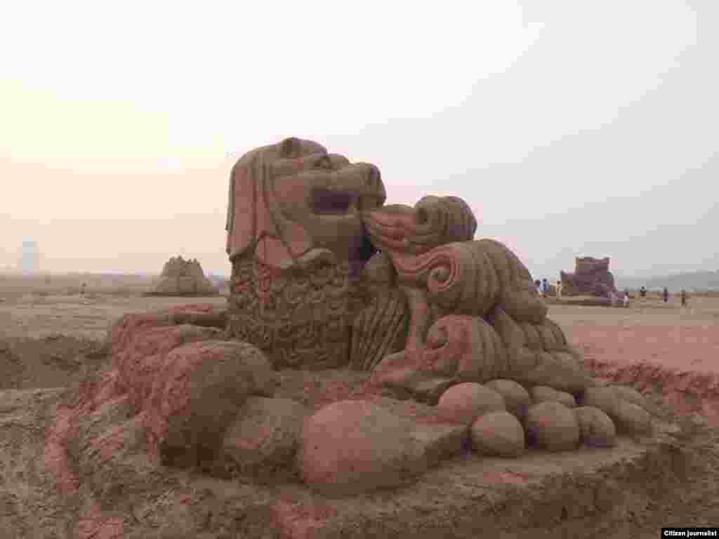 Lao New Year Sand Monument4