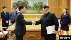 North Korean leader Kim Jong Un greets Chung Eui-yong, head of the presidential National Security Office, in Pyongyang, North Korea, March 6, 2018. 