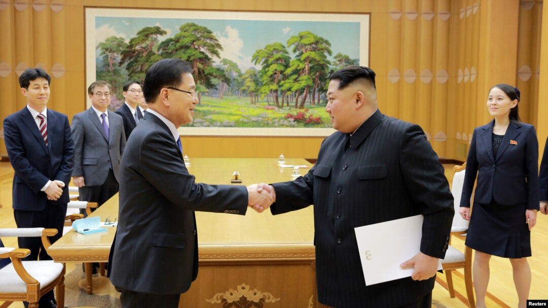 Severnokorejski lider Kim Džong Un se pozdravlja sa Čung Eui Jongom, šefom južnokorejske predsedničke Kancelarije za nacionalnu bezbednost u Pjongajngu, 6. marta 2018. 