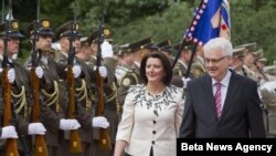 Predsednica Kosova Atifete Jahjaga i hrvatski predsednik Ivo Josipović na svečanoj ceremoniji u Zagrebu