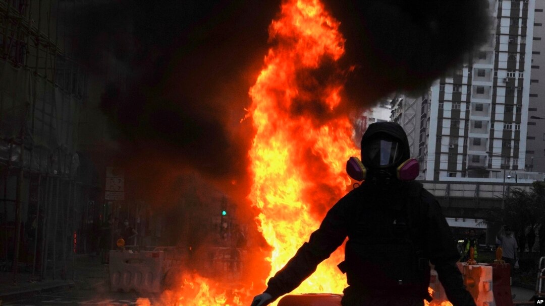 Manifestantes incendiaron una calle para evitar que la policía se acercara a Hong Kong el domingo 20 de octubre de 2019. AP/Vincent Yu.