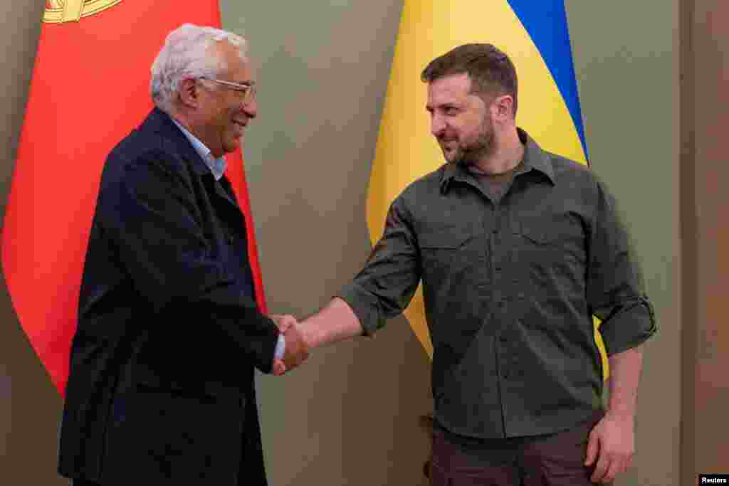 El presidente de Ucrania, Volodomyr Zelenkyy, saluda a su homólogo de Portugal, Antonio Costa, antes de una reunión entre ambos en Kiev, Ucrania, el 21 de mayo de 2022. [Foto del Servicio de la Prensa de la Presidencia de Ucrania transmitida por Reuters]