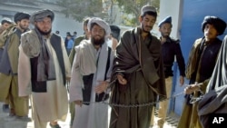 Một chiến binh Taliban bị áp giải đến tòa án ở thành phố Quetta của Pakistan.