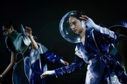 Para model memperagakan sebuah rancangan untuk Penghargaan Hempel, Kontes Perancang Busana Muda Internasional China ke-29, dalam Pekan Mode China di Beijing, 25 Maret 2021. (Foto: WANG ZHAO / AFP)