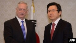US Defense Secretary James Mattis (L) shakes hands with South Korea's acting President Hwang Kyo-ahn (R) prior to their meeting at the Government Complex in Seoul on Feb. 2, 2017.