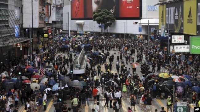 香港市民不顾警方反对继续在中环发起大游行。2019年7月28日。美联社