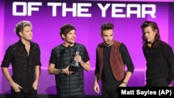 Niall Horan, from left, Louis Tomlinson, Liam Payne, and Harry Styles of One Direction accept the award for artist of the year at the American Music Awards at the Microsoft Theater on Sunday, Nov. 22, 2015, in Los Angeles. 