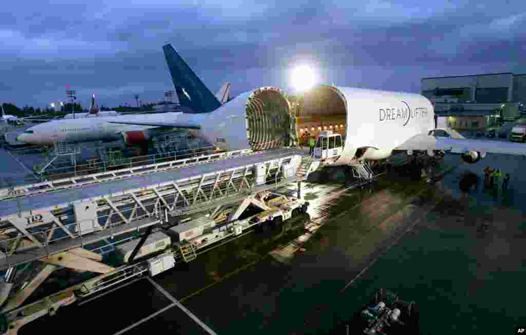 Pesawat Boeing 747 Dreamlifter membawa peralatan bagi Boeing 787 Dreamliner saat perakitan pesawat ini di pabrik Boeing di Everett, negara bagian Washington (24 April 2007).