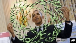 El presidente Obama examinó con asombro proyectos exhibidos en la Feria de Ciencias de la Casa Blanca 2014.
