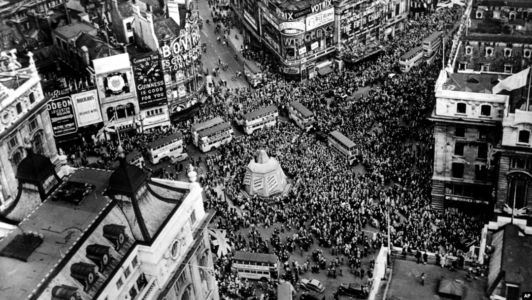 Warga London merayakan “V-E Day” atau Hari Kemenangan di Eropa pada tanggal 8 Mei 1945 (foto: dok). 