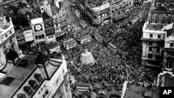 Warga London merayakan “V-E Day” atau Hari Kemenangan di Eropa pada tanggal 8 Mei 1945 (foto: dok). 