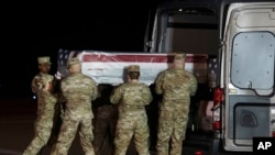 Военные в Делавэре выгружают тело Кэмерона Скотта Уолтерса, одного из погибших от рук саудовского стажера при стрельбе на базе в Пенсаколе, 8 декабря 2019 года